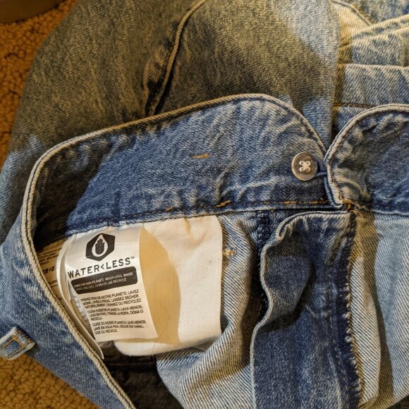 LEVI’S Women’s Denim washed blue Shorts – Size 31 – Relaxed A-Line Silhouette - Picture 16 of 16